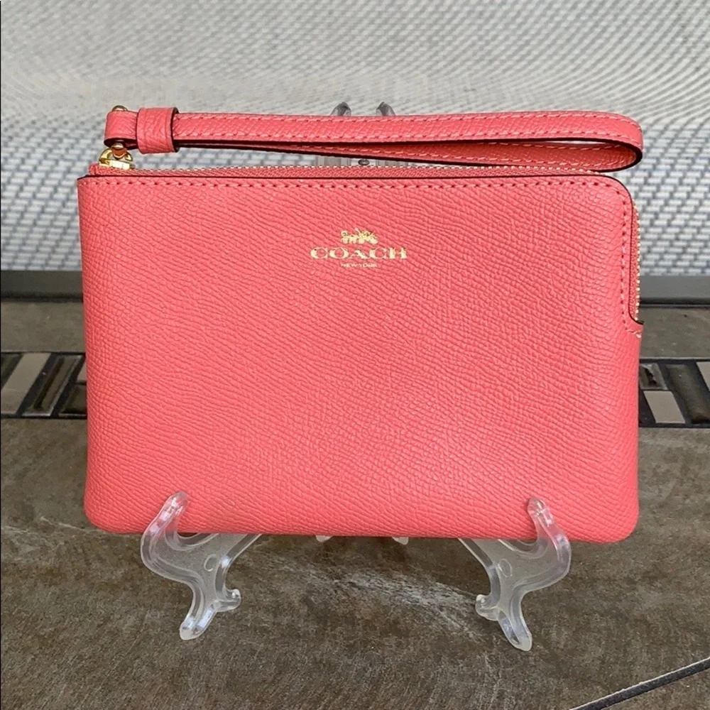 COACH Corner Zip Wristlet Imita gold/Bright Coral